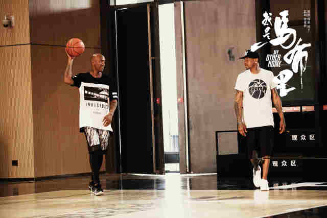 阿西尼翁：孔帕尼能让球员愿意闭着眼睛跟随他上场拼战（阿西尼翁：孔帕尼让球员愿意毫不犹豫地跟他上场拼搏）