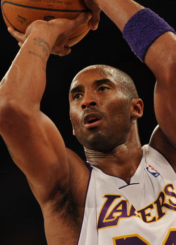 混团世界杯：日本队全场被中国观众针对，张本智和的表情亮了！（混团世界杯现场：中国观众全程施压日本队，张本智和表情成焦点）