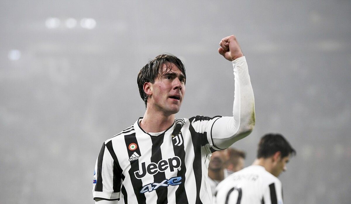 庆祝欧洲杯夺冠，英格兰女足前锋凯莉在伦敦街头跳舞