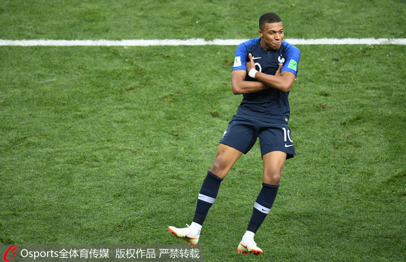 你要跳舞吗？非洲杯半场，一位摄像大哥随着音乐在雨中热舞（非洲杯中场，雨中摄像师随音乐跳嗨了）