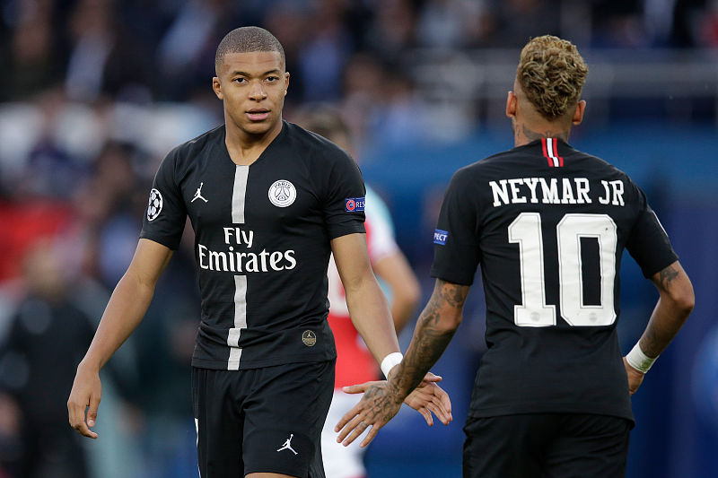 皇马公布欧冠战曼城名单：姆巴佩受伤仍入选，卡马文加缺席（皇马欧冠战曼城大名单出炉：姆巴佩带伤入列，卡马文加无缘）