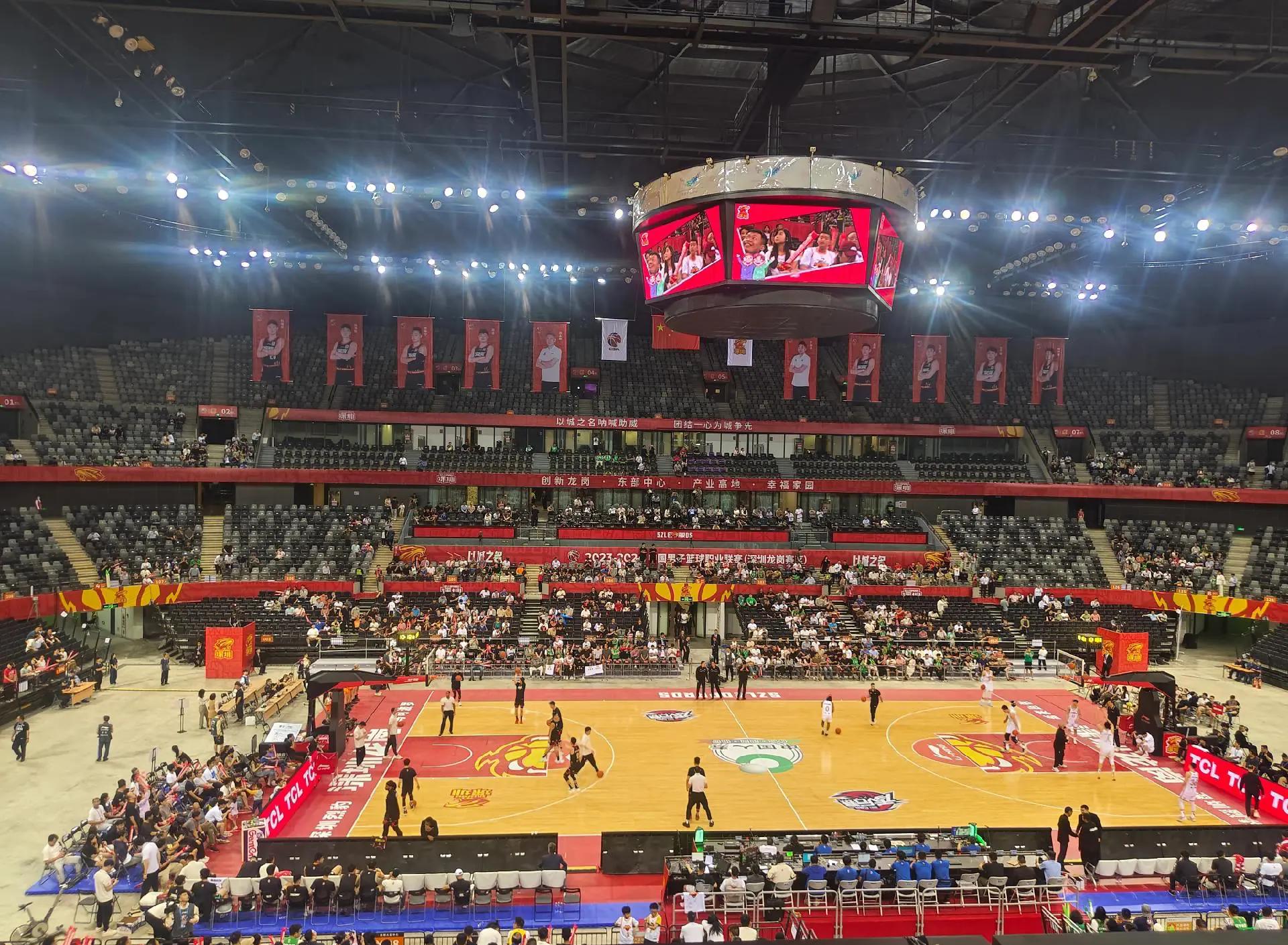 拜仁“小王子”卡尔的巨星之路 偶像梅西但不想和谁比较（拜仁“小王子”卡尔逐梦巨星：崇拜梅西，却不愿与任何人比较）