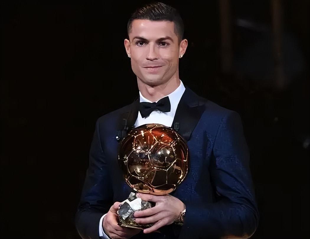 奥迪召开发布会展示2026赛季概念车，拜仁众将与车进行合影（奥迪发布会亮相2026赛季概念车，拜仁球员现场合影）