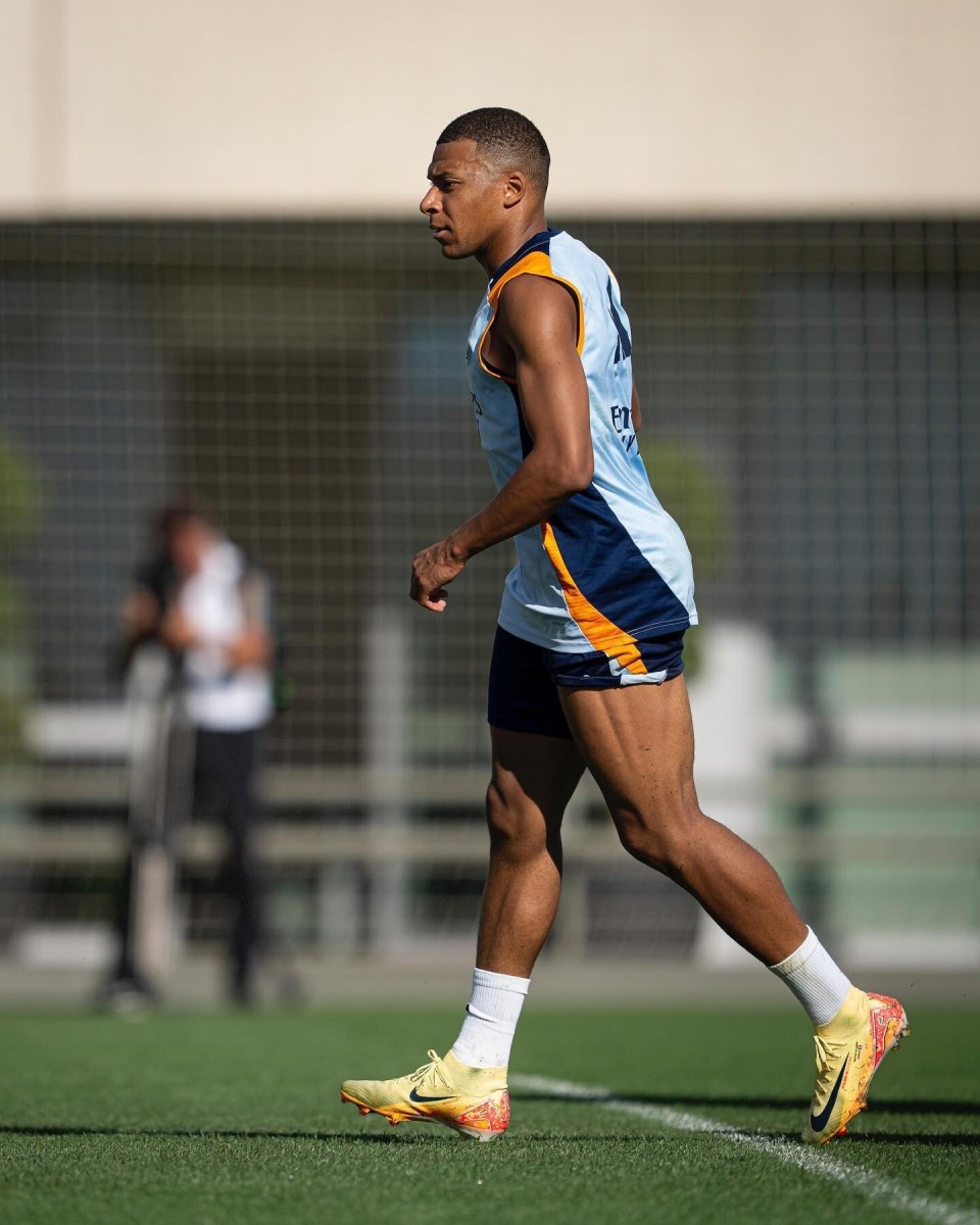 埃基蒂克成为西塞后首位为利物浦单场联赛打入2球的法国球员（埃基蒂克成西塞后首位在单场联赛为利物浦梅开二度的法国球员）